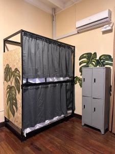 una habitación con una cortina negra y una planta en Ancestral Lima Downtown, en Lima