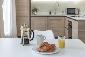 Η κουζίνα ή μικρή κουζίνα στο Bright Apartments Near Farnham Castle by StayStayStay