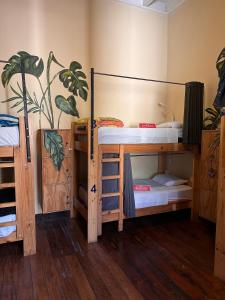 una habitación con literas y dos literas en Ancestral Lima Downtown, en Lima 17 fotos más