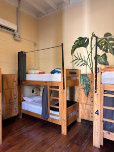 Una habitación con dos literas. en Ancestral Lima Downtown, en Lima