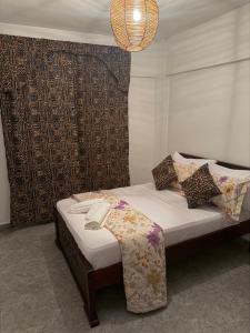 سرير أو أسرّة في غرفة في Nzuri Apartment +4 صور