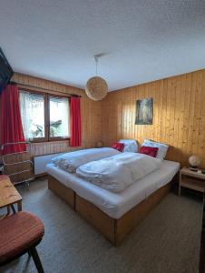 a bedroom with a large bed in a room at Appartement-chalet à Verbier près des pistes in Verbier