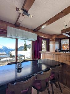 a dining room with a large wooden table and chairs at Appartement-chalet à Verbier près des pistes in Verbier