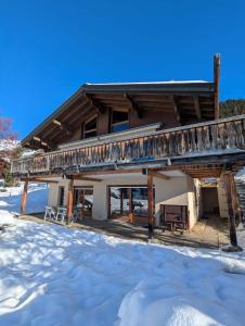 a log cabin in the snow with snow at Appartement-chalet à Verbier près des pistes in Verbier