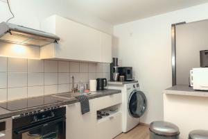 Η κουζίνα ή μικρή κουζίνα στο LGH2-4 Schlafzimmer, voll ausgestattet, WLAN, Balkon, self-check-in