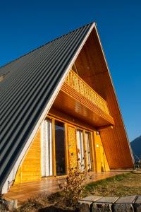 una casa de madera con techo abuhardillado en Palach Kothi, en Banjār