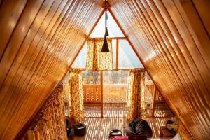 Una habitación con una ventana grande en una casa de bambú. en Palach Kothi, en Banjār
