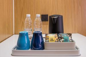 una bandeja con dos botellas de agua en una mesa en Guilin Meiju Lishui Hotel, en Yangshuo