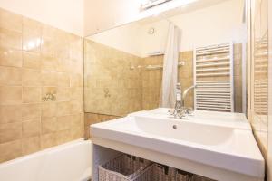 Koupelna v ubytování Le Roche Mantel - Appart 4p à Alpe d'Huez + 8 fotografií