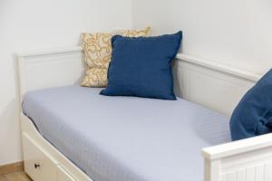 Ένα ή περισσότερα κρεβάτια σε δωμάτιο στο Les studios Bigoudens