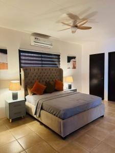 Ένα ή περισσότερα κρεβάτια σε δωμάτιο στο Casa Blanca Puerto Galera