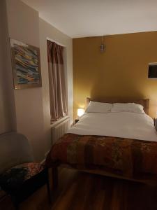 Ένα ή περισσότερα κρεβάτια σε δωμάτιο στο Cosy room in canalside home