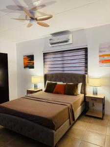 Ένα ή περισσότερα κρεβάτια σε δωμάτιο στο Casa Blanca Puerto Galera