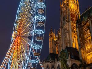 沃伊皮宜必思梅斯北欧酒店的一座建筑物和一座大教堂前的摩天轮