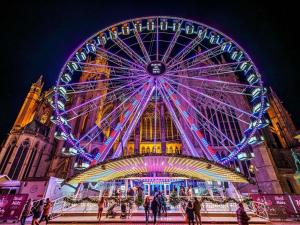 沃伊皮宜必思梅斯北欧酒店的夜间在城市里的一个大型摩天轮