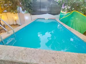 een zwembad met blauw water in een achtertuin bij Villa Portuguesa 5 bhk calangute in Calangute