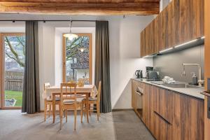 Kuchyň nebo kuchyňský kout v ubytování Alpin Chalet Samer Apt Berghütte