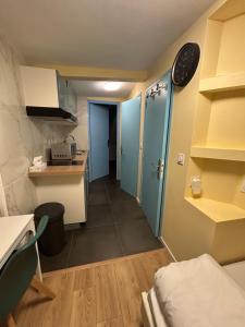 Kuchyň nebo kuchyňský kout v ubytování Hébergement design proche plage + 14 fotografií