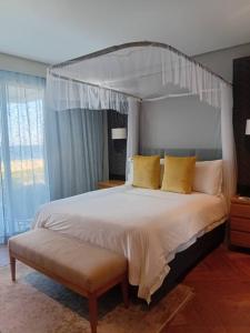 Ένα ή περισσότερα κρεβάτια σε δωμάτιο στο Sunbird Waterfront +1 φωτογραφίες