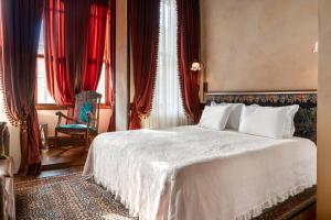 Un pat sau paturi într-o cameră la The Yard Hotel