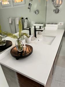 Un baño de Zion's Oasis, Pristine three Bedroom House 71 fotos más