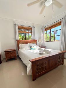 a bedroom with a large bed and two windows at Apartamento con Piscina 2 Habitaciones Cerca de la Playa Bavaro in Punta Cana +16 photos