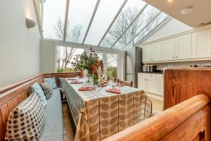 Η κουζίνα ή μικρή κουζίνα στο 4 Bed in St. Brides oc-h30490