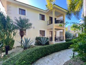 an exterior view of a house with plants at Apartamento con Piscina 2 Habitaciones Cerca de la Playa Bavaro in Punta Cana