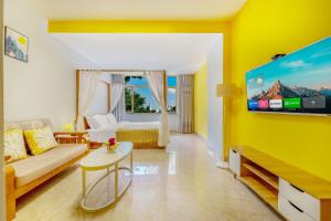 un salon avec un canapé et une télévision dans l'établissement Chami Apartment Hotel, Buhadi, à Canton