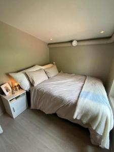 Ένα ή περισσότερα κρεβάτια σε δωμάτιο στο Penthouse apartment 2 bedrooms 70 m2