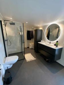 Ένα μπάνιο στο Penthouse apartment 2 bedrooms 70 m2 +7 φωτογραφίες