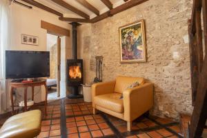 Μια τηλεόραση ή/και κέντρο ψυχαγωγίας στο Au Chemin de la Forêt - Maison pour 4p