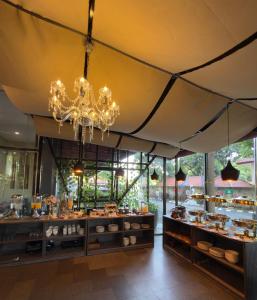 a restaurant with a chandelier hanging from the ceiling at Fairview Hotel by ARTOTEL in Jakarta