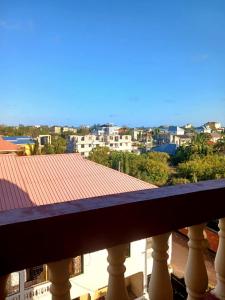 una vista de una ciudad desde un balcón en Escaped Diani, en Diani Beach
