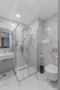 ein Badezimmer mit Dusche, Toilette und Waschbecken in der Unterkunft Burki Castle & Cellar in Qwareli