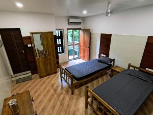 Ένα ή περισσότερα κρεβάτια σε δωμάτιο στο PVA Ayurveda Stay