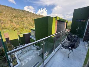 un balcone di una casa con una sedia di Hotel San Gil House a San Gil Altre 104 foto