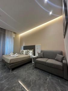 una sala de estar con una cama y un sofá en DEDA & FOVE, en Nápoles