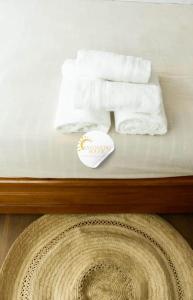 a bed with white towels and a pile of towels at Maison moderne et spacieuse 9 min Ivato aeroport 