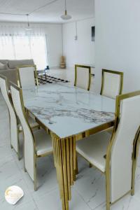 a dining room with a table and chairs at Maison moderne et spacieuse 9 min Ivato aeroport 