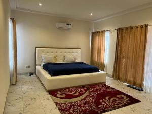 Postel nebo postele na pokoji v ubytování Beautiful 4 bedroom by the water