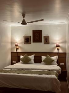 Ένα ή περισσότερα κρεβάτια σε δωμάτιο στο The Harmony Heritage Near Paltan Bazar