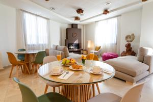 a living room with a table and a couch at Hotel Rural El Majuelo in Montorio