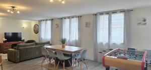 TV a/nebo společenská místnost v ubytování L'arcade Grand appart 10 pers-400m du sanctuaire 3 chambres 2 SDB arcade baby foot