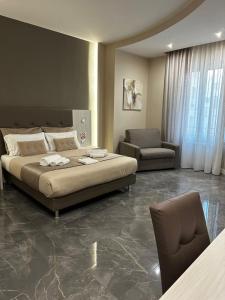 Un dormitorio con una cama grande y una silla en DEDA & FOVE, en Nápoles