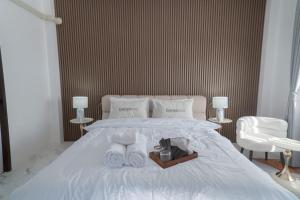 a bedroom with a bed with towels on it at ฌอณบูติค Shon Boutique in Ban Nong Nam Khan