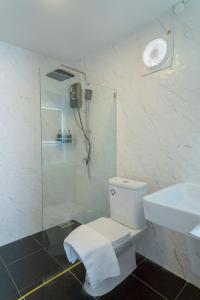 a bathroom with a toilet and a shower and a sink at ฌอณบูติค Shon Boutique in Ban Nong Nam Khan