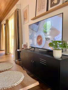 TV a/nebo společenská místnost v ubytování Moka - Holiday Home by the Sea + 62 fotografií