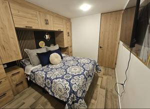 Ένα ή περισσότερα κρεβάτια σε δωμάτιο στο Apartamento Confort Norte Bogotá 170, Cerca Cardio Infantil, CTIC, Simon bolivar +15 φωτογραφίες