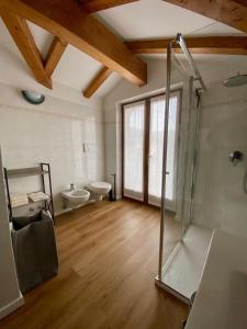 Appartamento Vittoria في كليس: حمام مزود بمرحاض ودش زجاجي